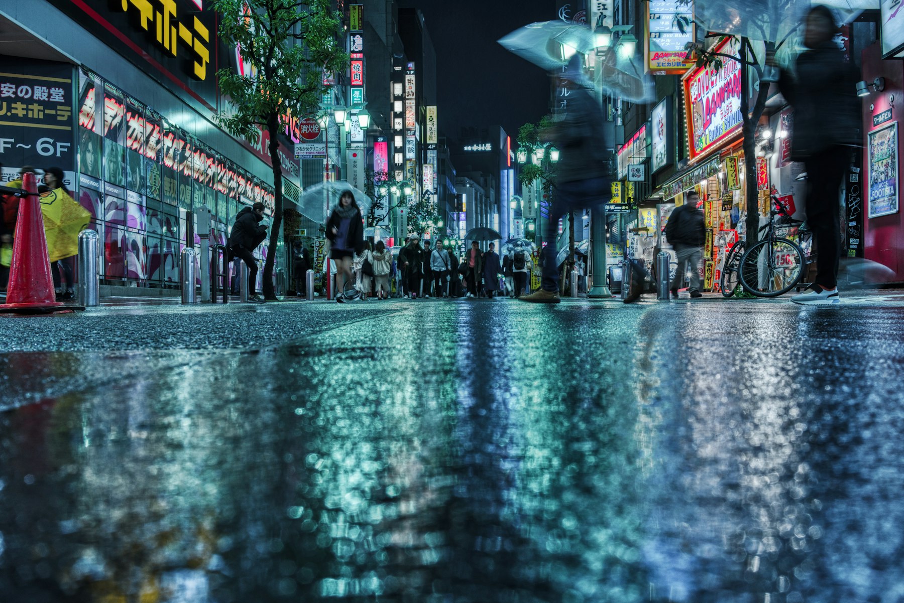 夜の東京の街並み